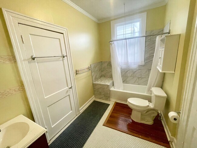 Building Photo - 828 N Jefferson St