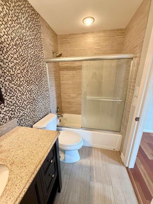Building Photo - 2 Bedroom Hermitage condo only $1600!  Ava...
