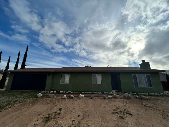 Building Photo - 3-bedroom 2 bath Home with Central AC - Fully Furnished