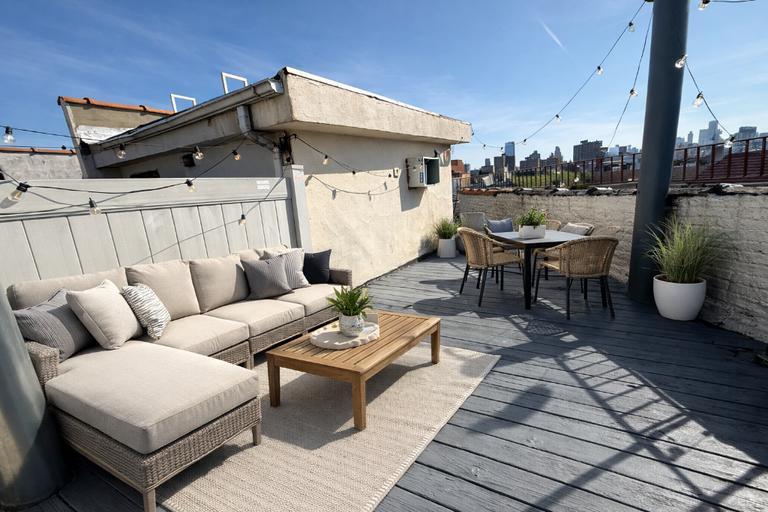 Building Photo - 410 E 13th St