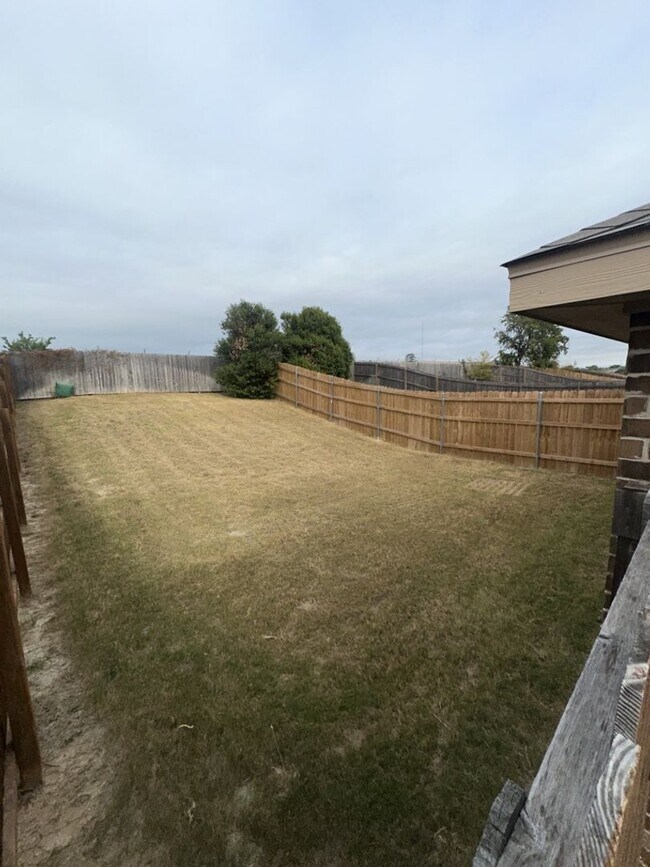 Building Photo - AVAILABLE NOW! (SECTION 8 ACCEPTED)