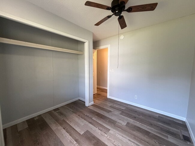 Building Photo - Spacious 3/2 available now!