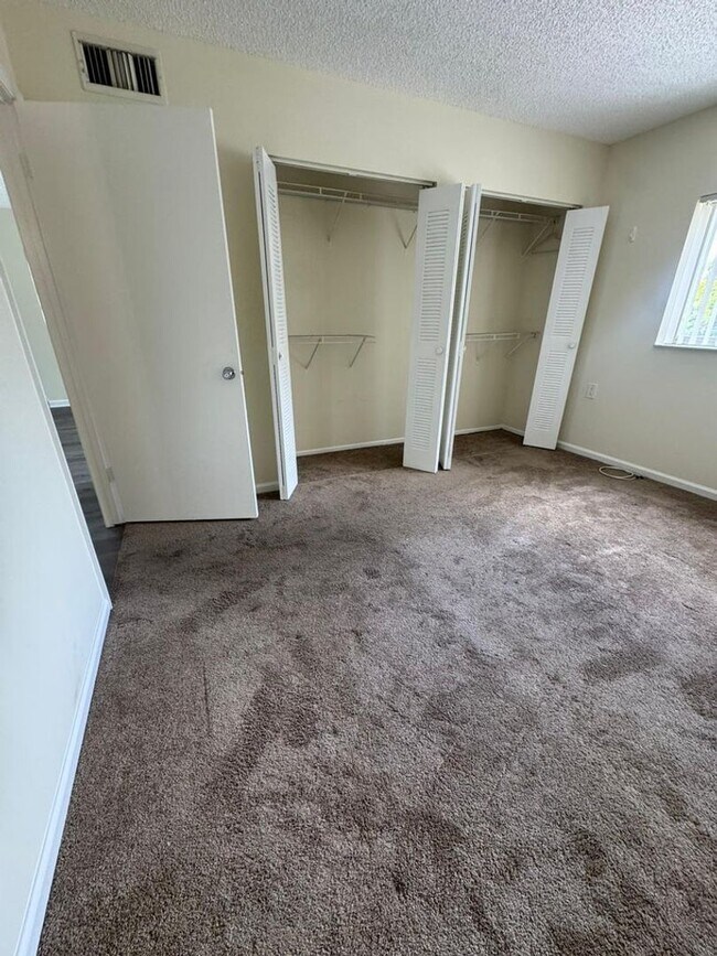 Building Photo - Spacious 1/1 Condo – Great Location!