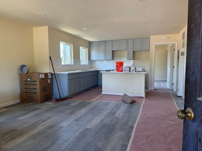 Building Photo - VACANT DOWNTOWN APARTMENT REDONE TO THE 10...