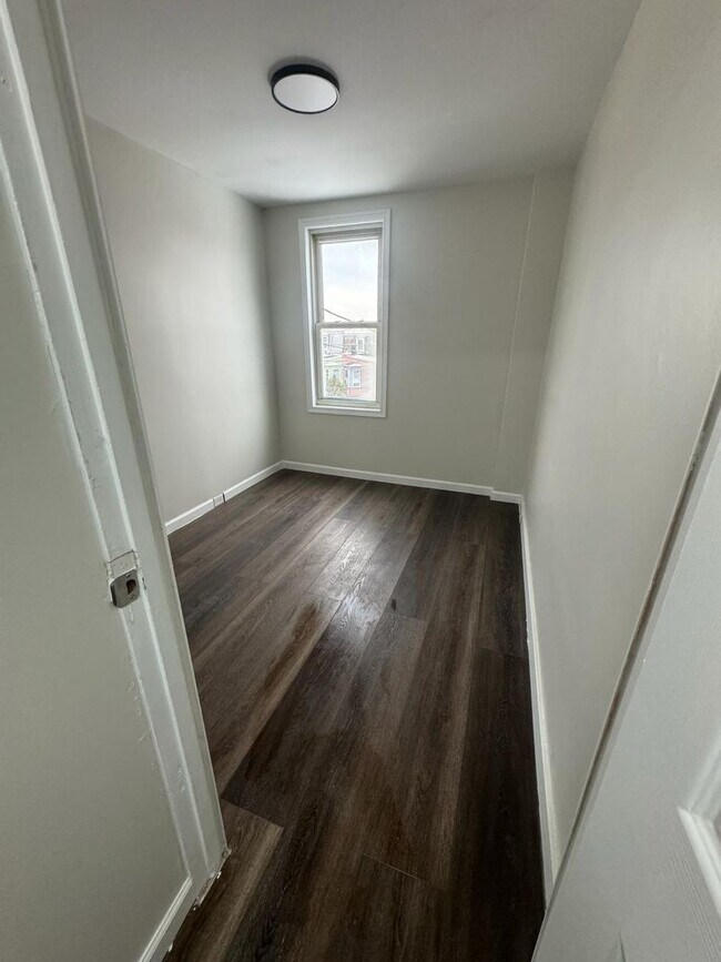 Building Photo - 4 bedroom 1 bath house with off street parking