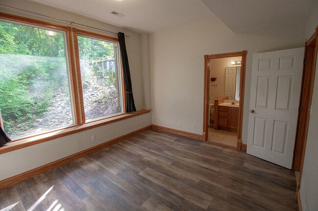 Building Photo - 1420 Bradford Dr