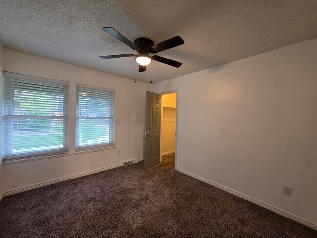 Building Photo - Massive 5 Bedroom Townhouse in Aurora