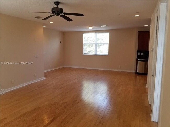 Building Photo - LARGE 3-bed, 3-bath townhome with 2-car ga...