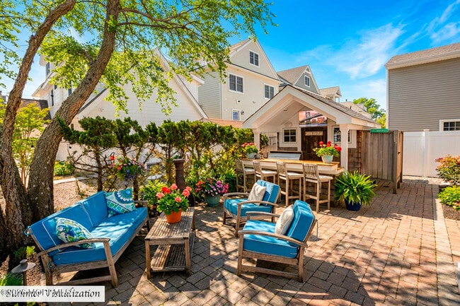 Building Photo - 565 Trout Ave