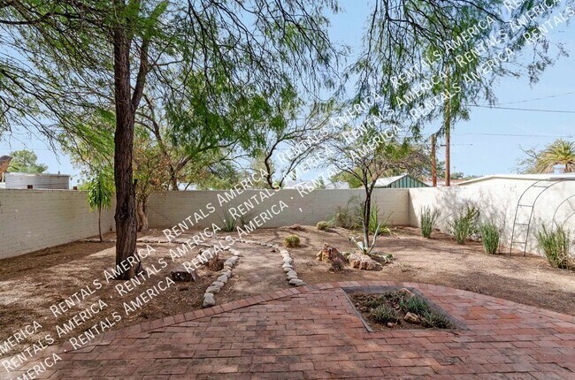 Building Photo - Mid-century charmer near University of Ari...