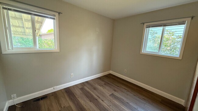 Building Photo - 2 bedroom Charming Single Family Home Multnomah Village Video Attached.