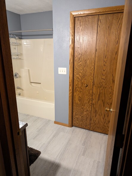 Upstairs Bathroom - 1912 Tamarack St