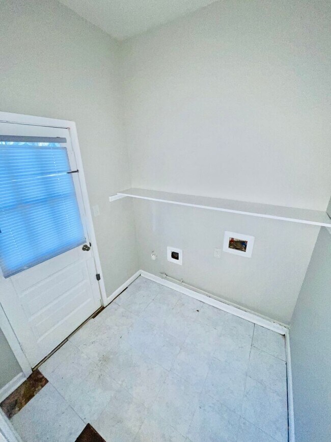 Building Photo - 3 bed 1.5 bath ranch style house * Special *