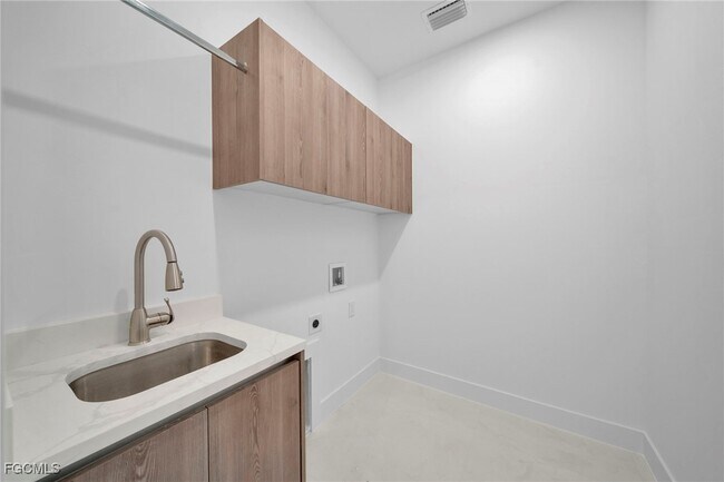 Building Photo - 2540 NW 6th Terrace