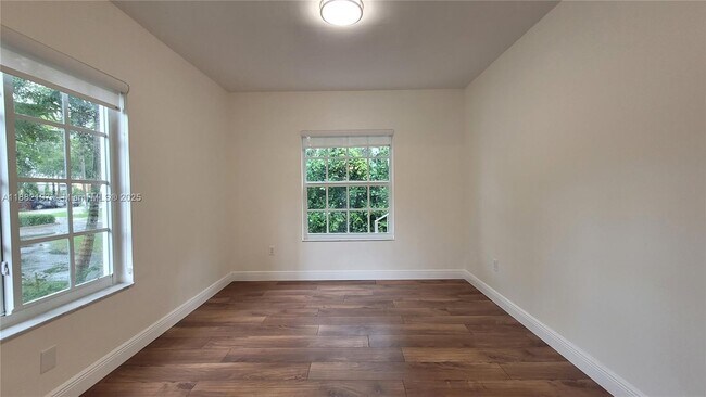 Building Photo - 4850 University Dr