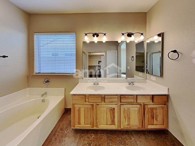 Building Photo - 12566 W Cheery Lynn Rd