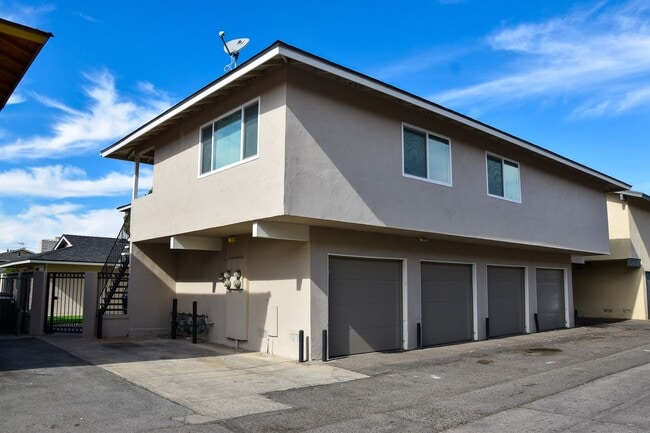 Building Photo - Olive (815) North