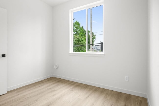 Building Photo - 540 N Blandena St