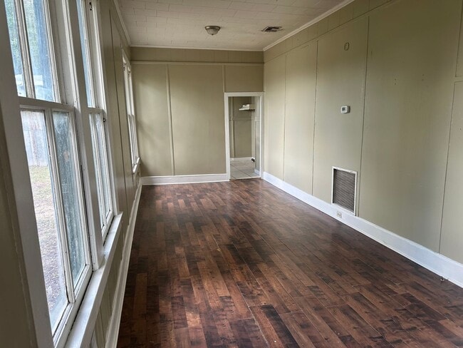 Building Photo - 3 bedroom, 1 bathroom Home NOW AVAILABLE!
