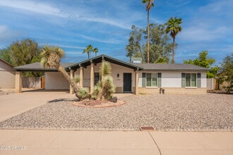 Building Photo - 3422 E Altadena Ave