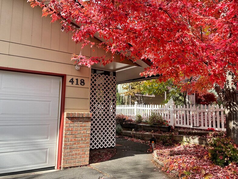 Beautiful landscaped neighborhood - 418 N Laguna St