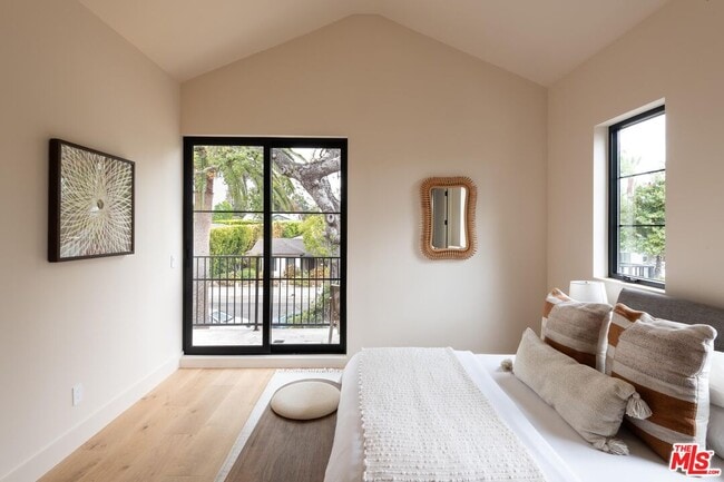 Building Photo - 11748 La Maida St