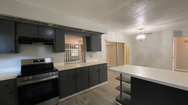 Building Photo - Move-In Ready! Charming 3-Bed 2-Bath Singl...