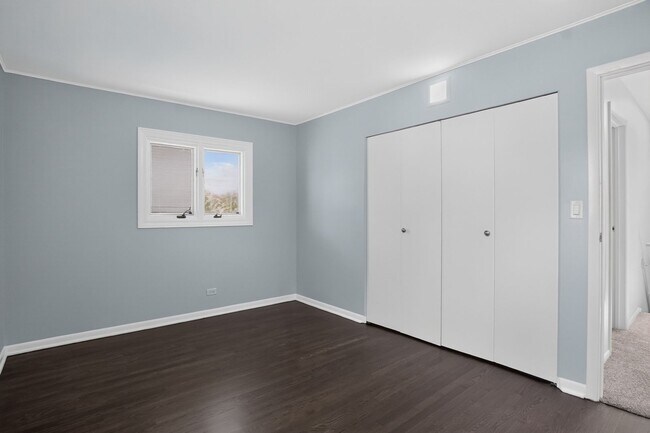 Building Photo - Spacious Stunning 3 BR House in Mount Prospect W/ Office/Playroom on Corner Lot
