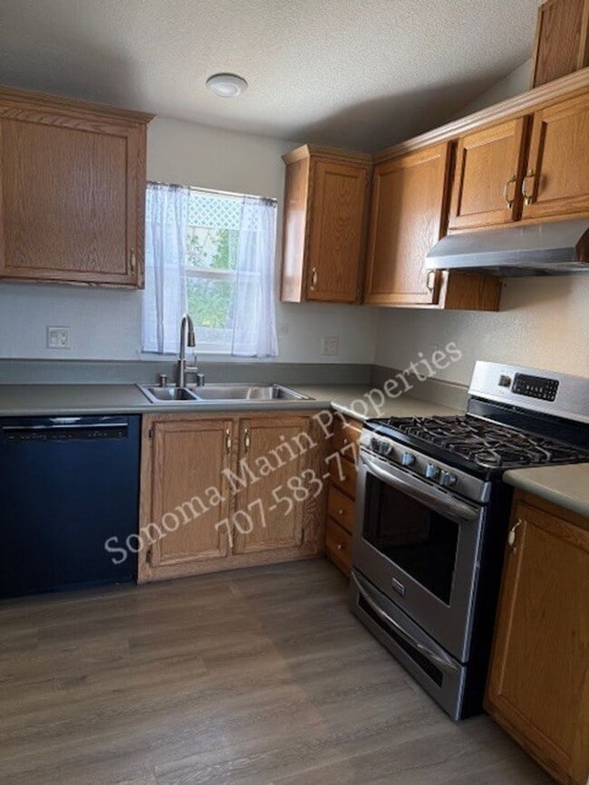 Building Photo - Great Single Level Home in the Country ~ West Petaluma ~ 2bd/2ba with Large Bonus Room