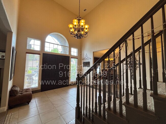 Building Photo - Gorgeous Furnished Villa Tree Lake Village Area - 4 Bed, 2.5 Bath - Beautiful Views - Spacious Pr...