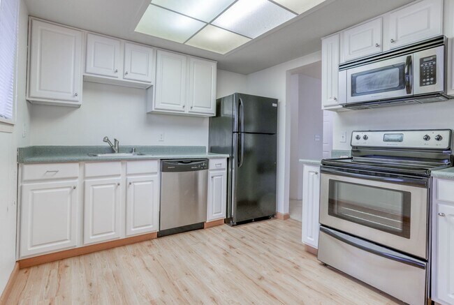 Building Photo - Condo Living with Fireplace and Fenced Yard!