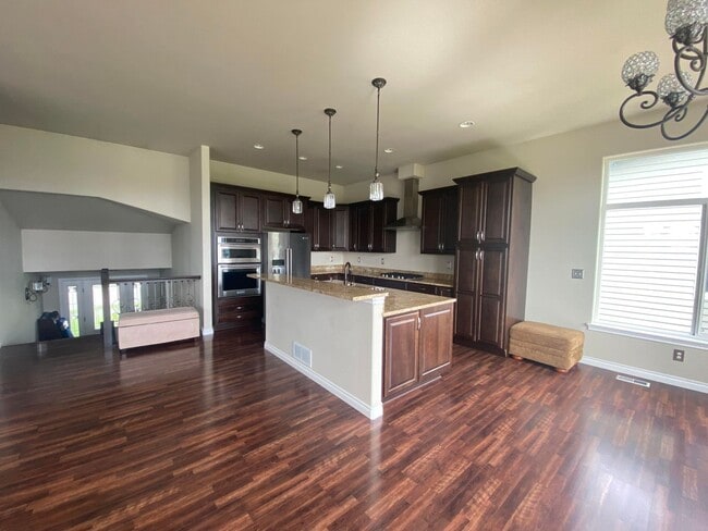 Building Photo - Meticulously well kept 3 bed, 3.5 bath Gov...