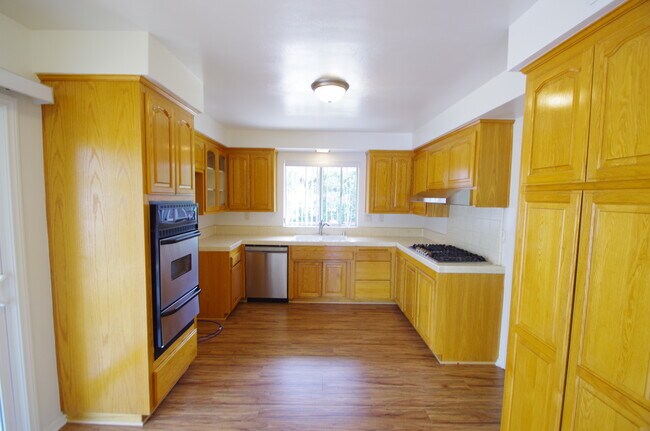 Building Photo - 1072 Hendrix Ave