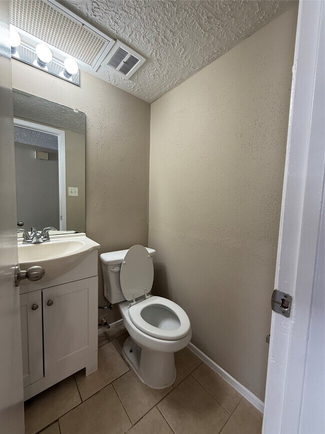 Building Photo - 12875 High Star Dr