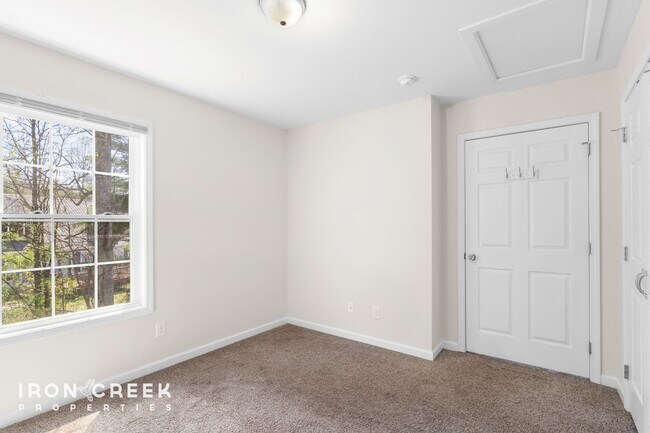 Building Photo - Charming Two-Bedroom Home in Woodfin with ...