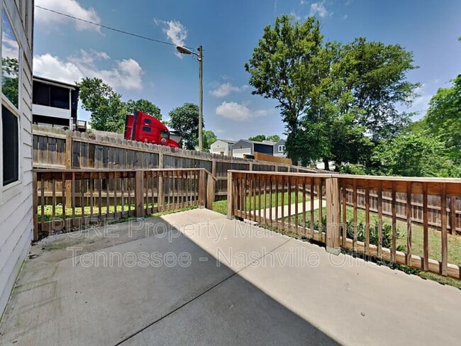 Building Photo - 1704B Simpkins St