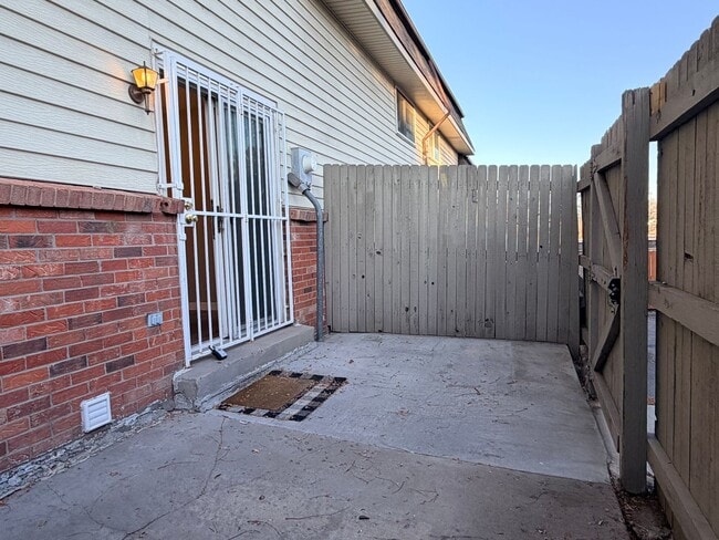 Building Photo - Updated Townhome with Covered Parking!