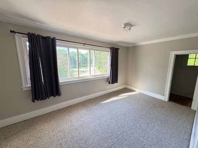 Building Photo - Close to Downtown! Includes washer and dryer
