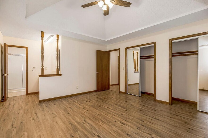Building Photo - Spacious Shawnee Home Near Mill Creek Stre...