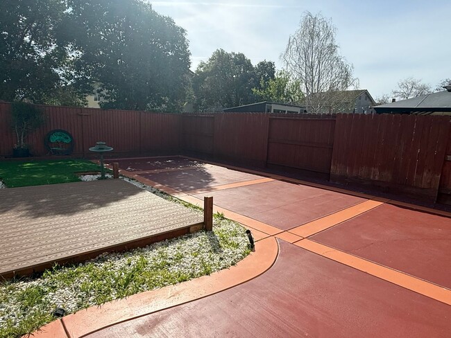 Building Photo - Hollister-Beautifully Updated 4BD/3BA Home with Garden Backyard in Prime Hollister Location