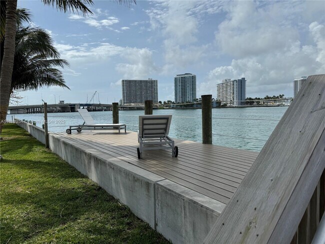 Building Photo - 2250 Bay Dr