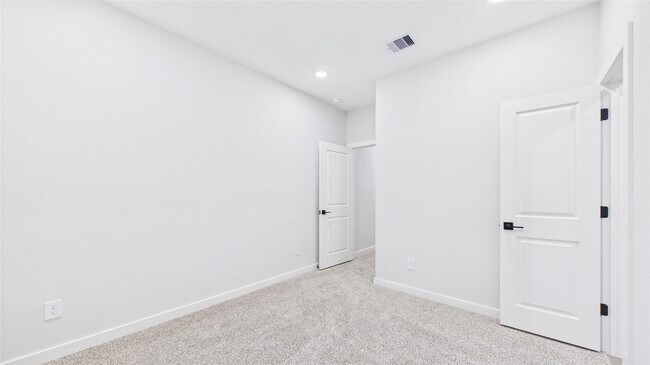 Building Photo - 5028 Creekmont Dr