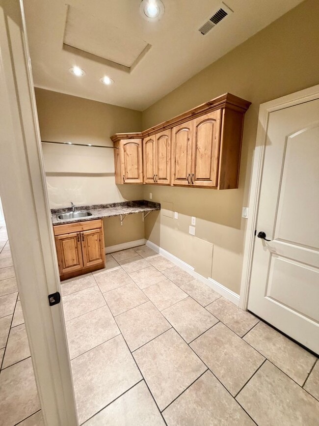 Building Photo - Beautiful 4 bed 2.5 bath Home!