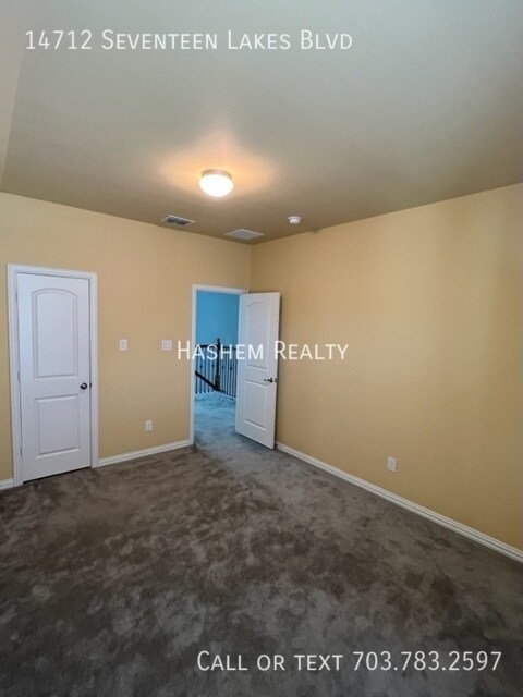 Building Photo - MOVE IN SPECIAL!!!!