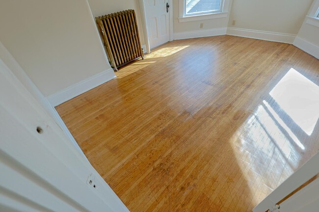 Building Photo - 1322 E Spring St