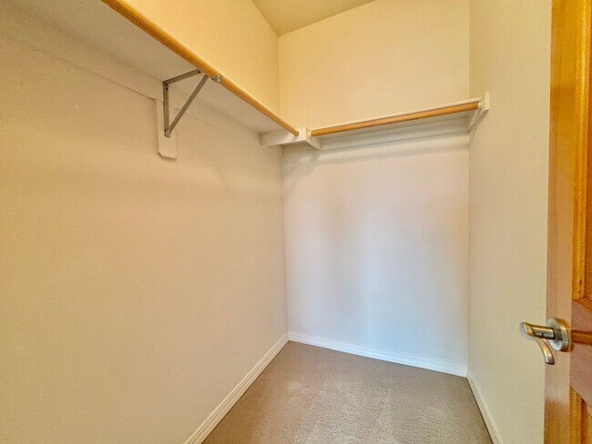 Building Photo - Beautiful 2 Bed 1 Bath Haven in Central Fo...