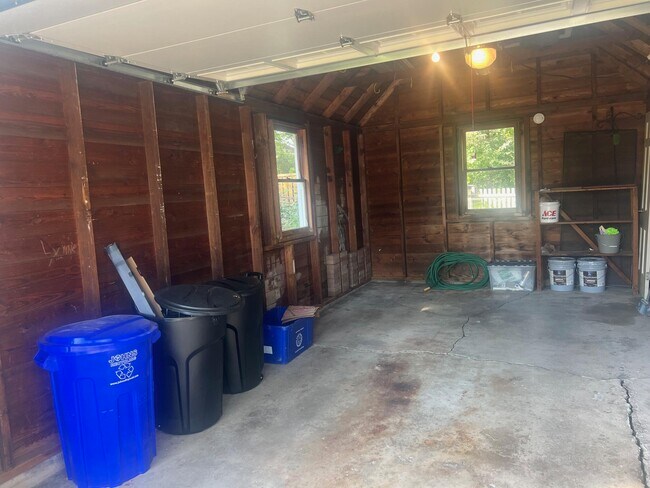 Building Photo - 645 Hi View Ct