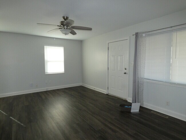 Building Photo - Beautiful Home in North Kansas City School...