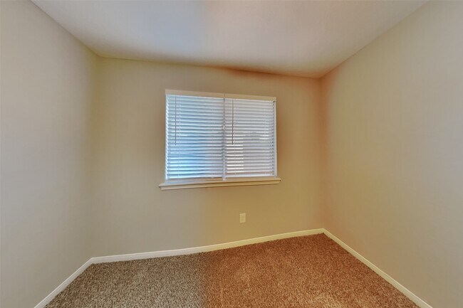Building Photo - 131 Lissa Ln