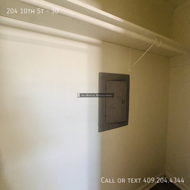 Building Photo - 204 N 10th St
